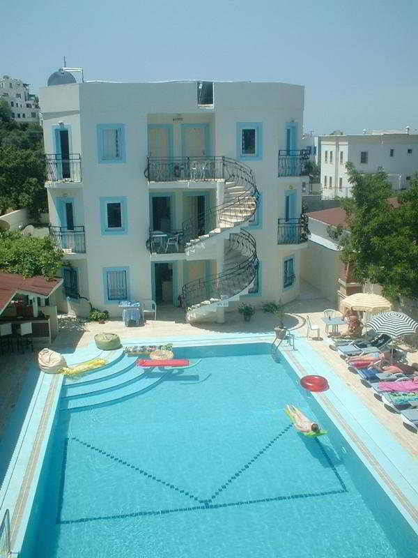 Merve Apartments, Your Home From Home In Central Bodrum, Street Cats Frequent The Property, Not All Apartments Have Balconies , Ground Floor Have Terrace With Table And Chairs Dış mekan fotoğraf