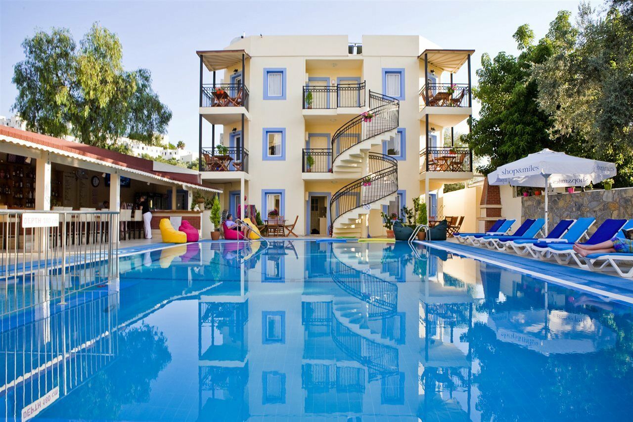 Merve Apartments, Your Home From Home In Central Bodrum, Street Cats Frequent The Property, Not All Apartments Have Balconies , Ground Floor Have Terrace With Table And Chairs Dış mekan fotoğraf