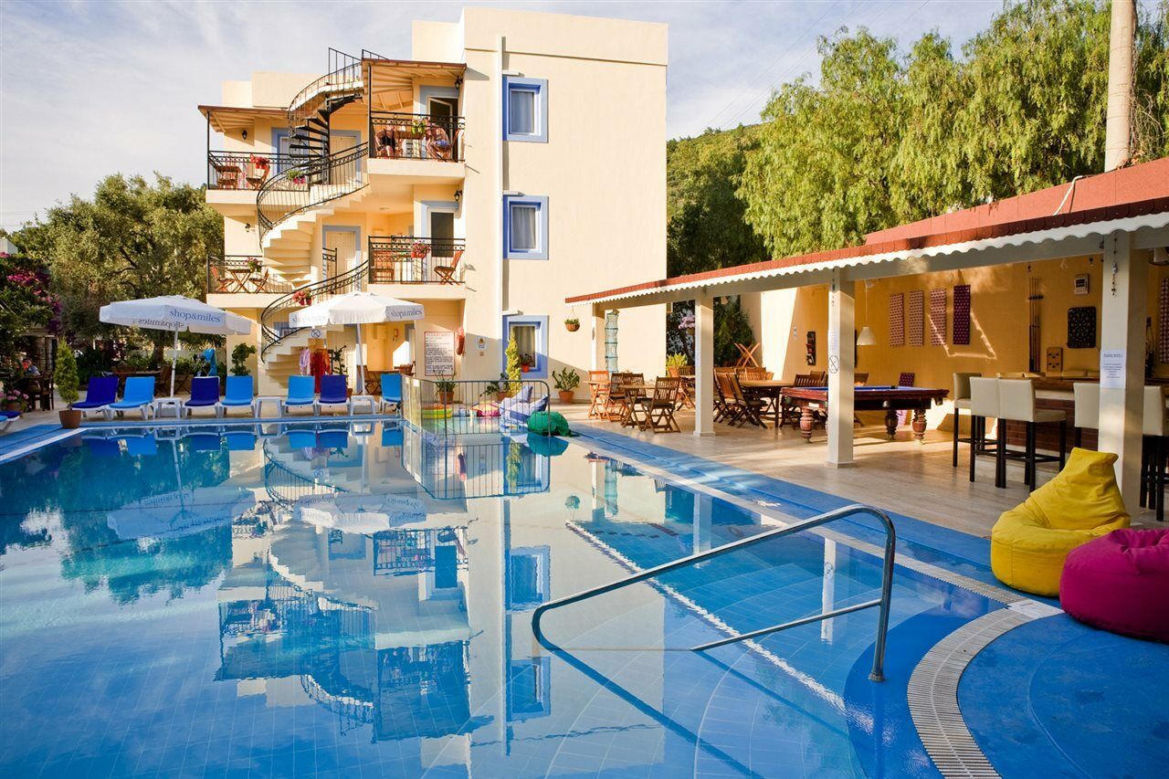 Merve Apartments, Your Home From Home In Central Bodrum, Street Cats Frequent The Property, Not All Apartments Have Balconies , Ground Floor Have Terrace With Table And Chairs Dış mekan fotoğraf